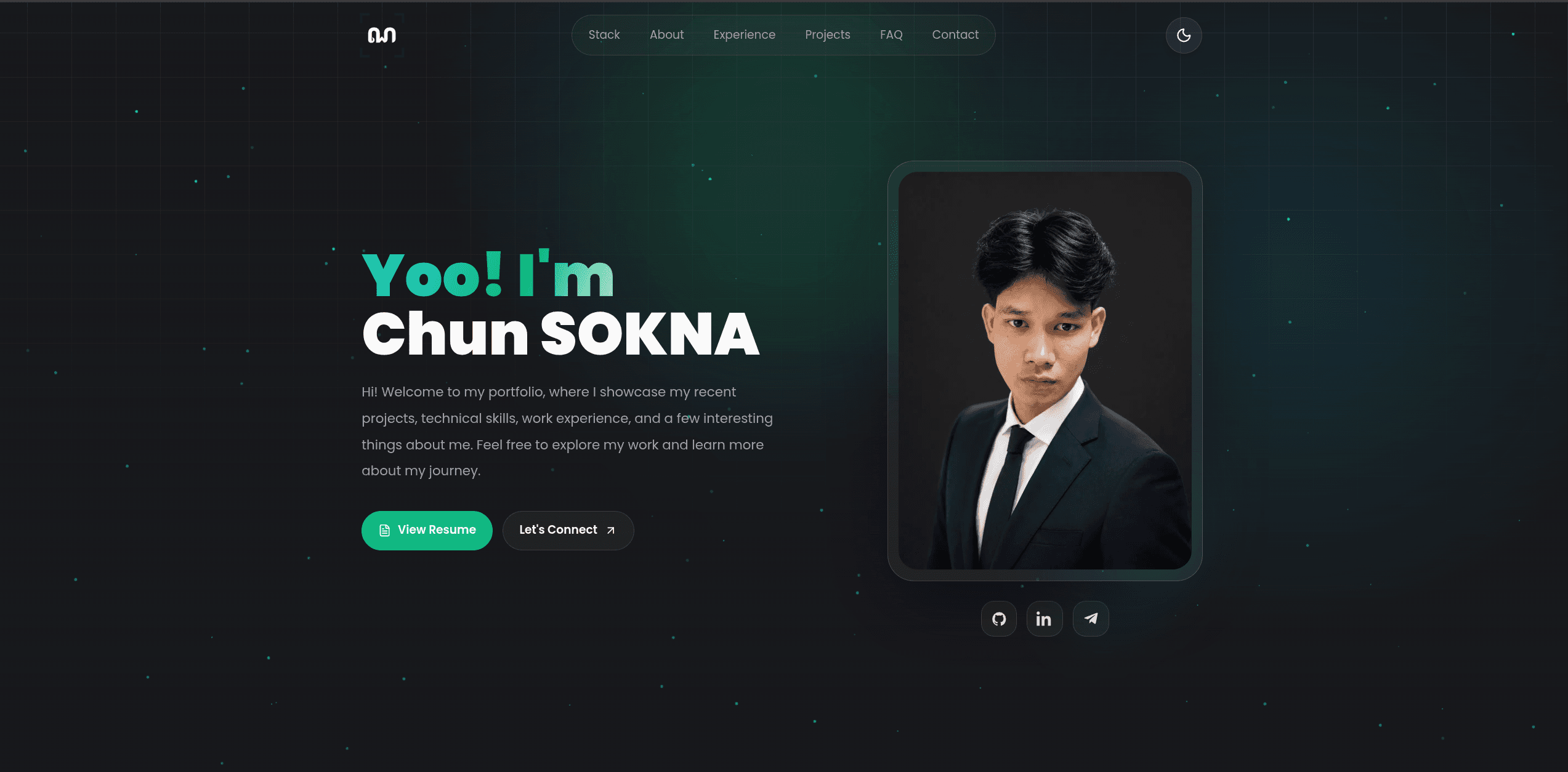 SOKNA CHUN portfolio hero with developer introduction, portrait, navigation, and animated background